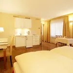 Depandance Garni Golf 아파트 *